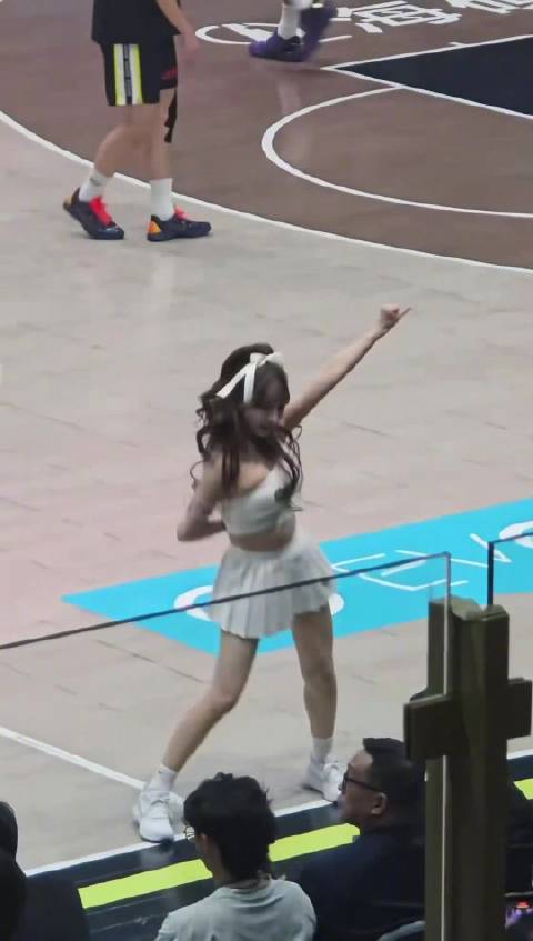 三上老师赴台从事啦啦队工作